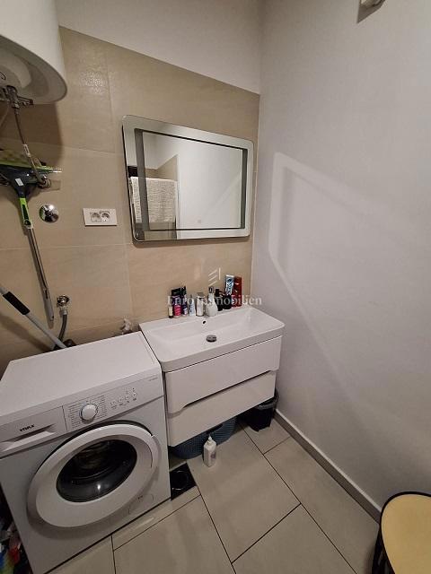 Novalja - pritlični apartma z bazenom