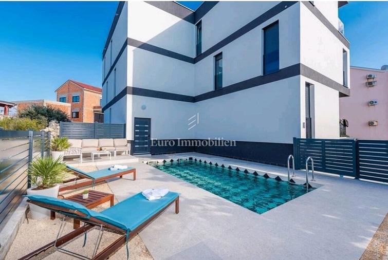 Novalja - pritlični apartma z bazenom