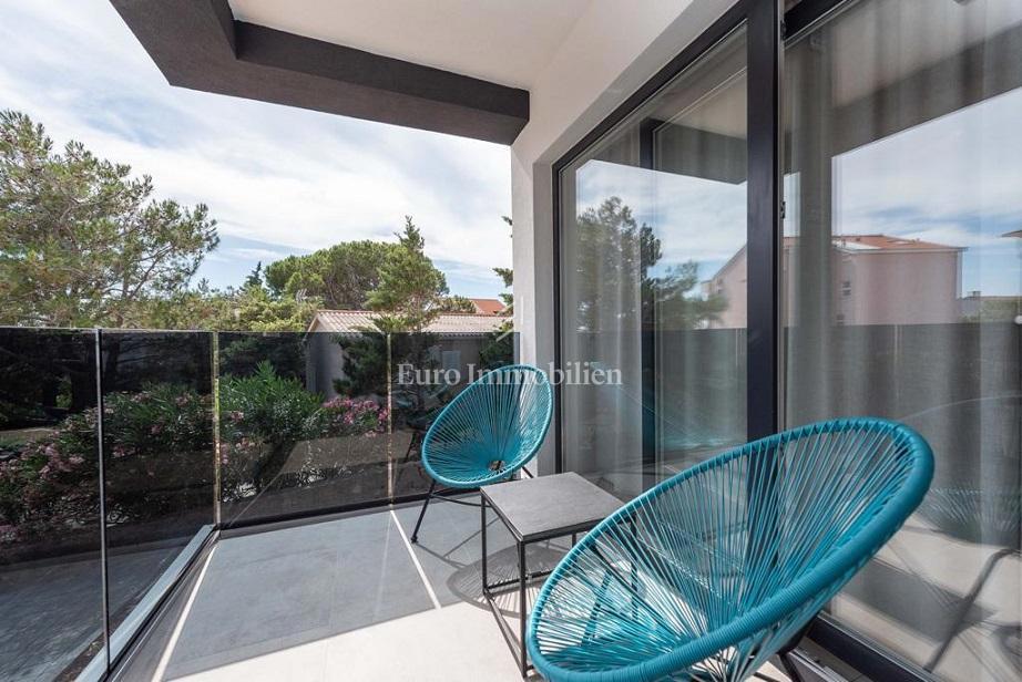 Novalja - pritlični apartma z bazenom