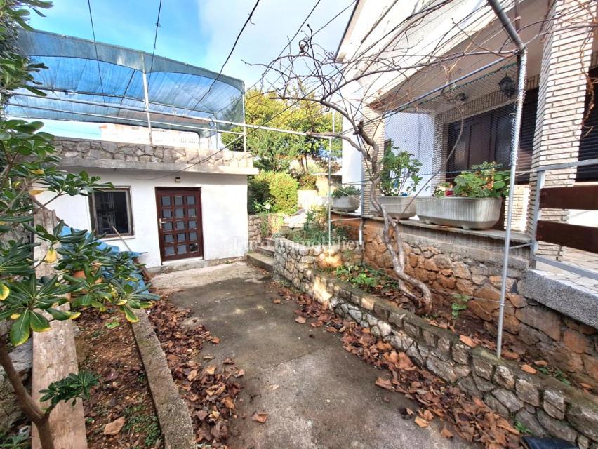 Mesto Krk - hiša s tremi apartmaji