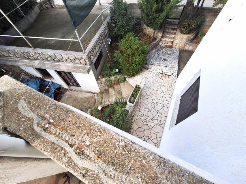 Mesto Krk - hiša s tremi apartmaji