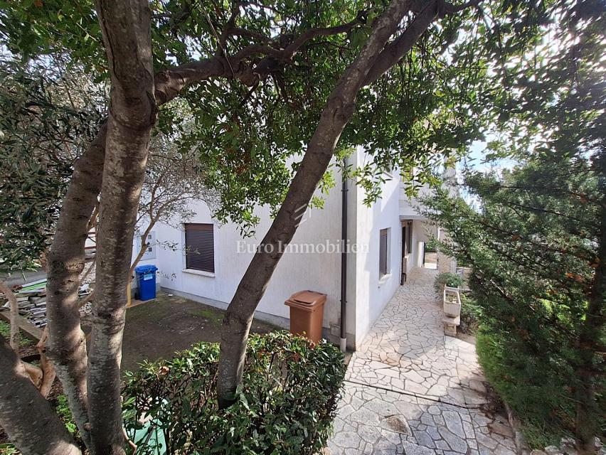 Mesto Krk - hiša s tremi apartmaji