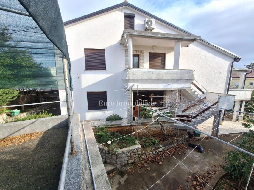 Mesto Krk - hiša s tremi apartmaji