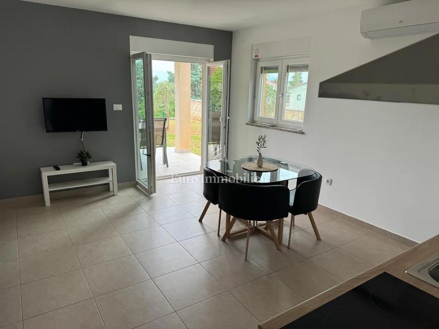 Dva apartmaja v pritličju z vrtom Omišalj