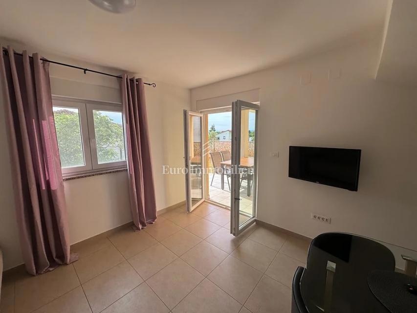 Dva apartmaja v pritličju z vrtom Omišalj