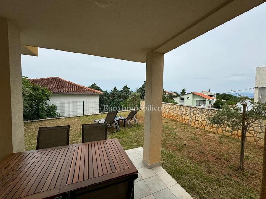 Dva apartmaja v pritličju z vrtom Omišalj