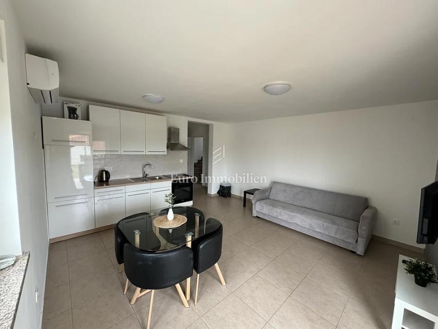 Dva apartmaja v pritličju z vrtom Omišalj