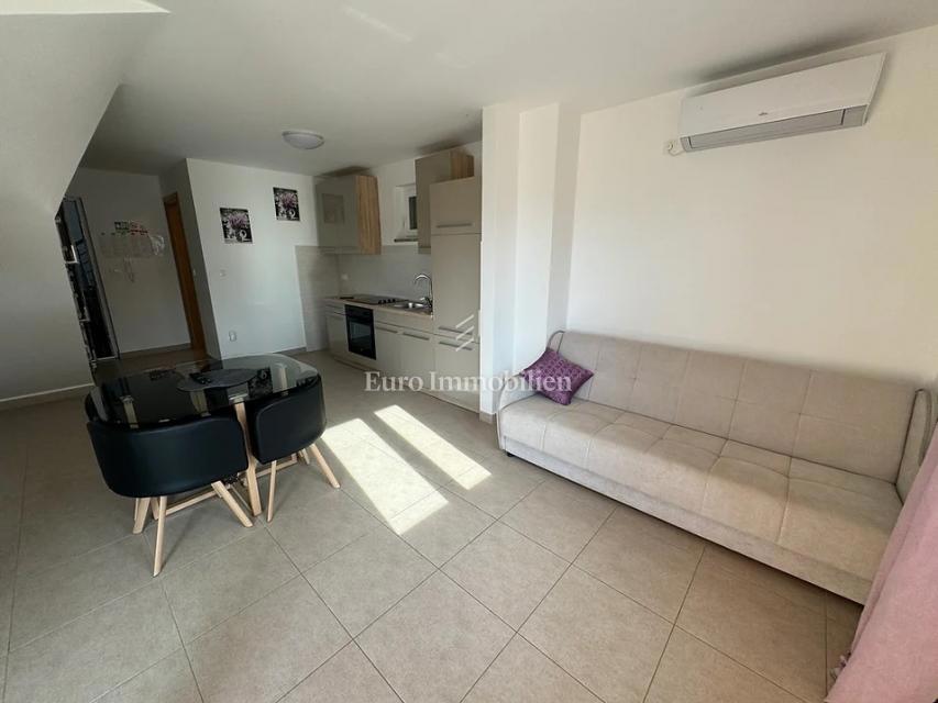 Dva apartmaja v pritličju z vrtom Omišalj