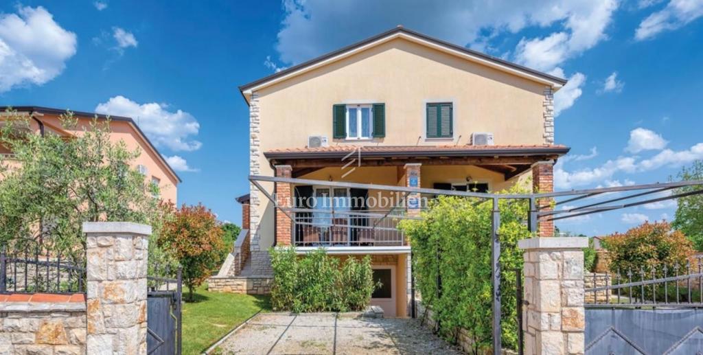 UMAG - Dvojček z bazenom in garažo, 350 m od plaže