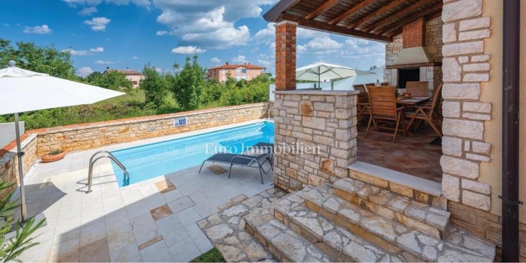 UMAG - Dvojček z bazenom in garažo, 350 m od plaže