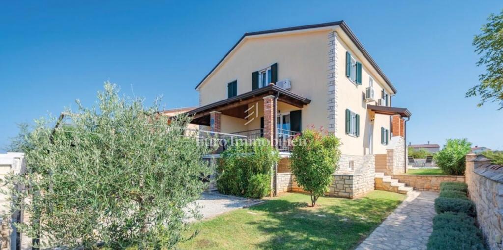 UMAG - Dvojček z bazenom in garažo, 350 m od plaže