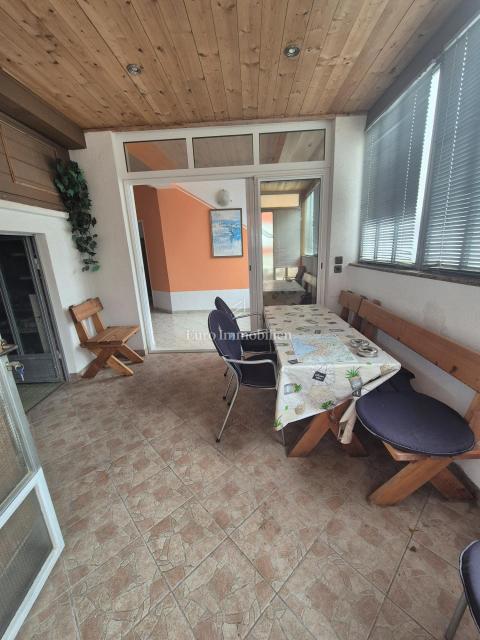 Vodice - hiša s 3 apartmaji