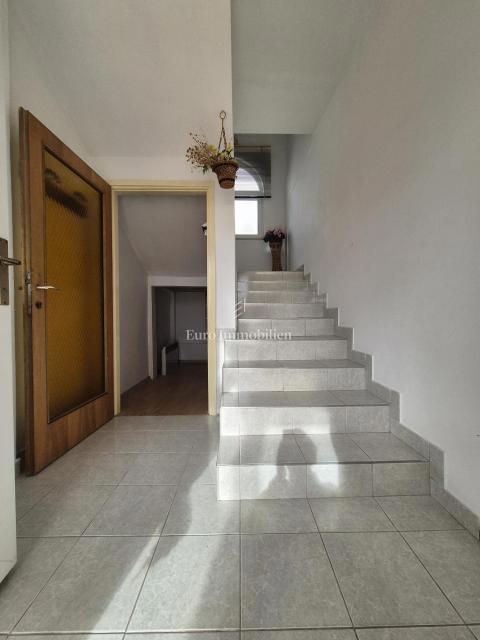 Vodice - hiša s 3 apartmaji