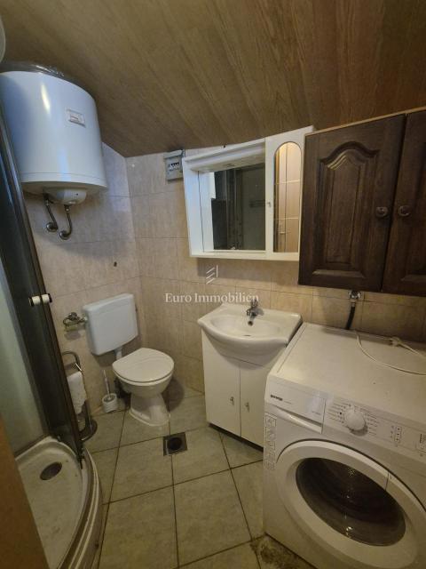 Vodice - hiša s 3 apartmaji