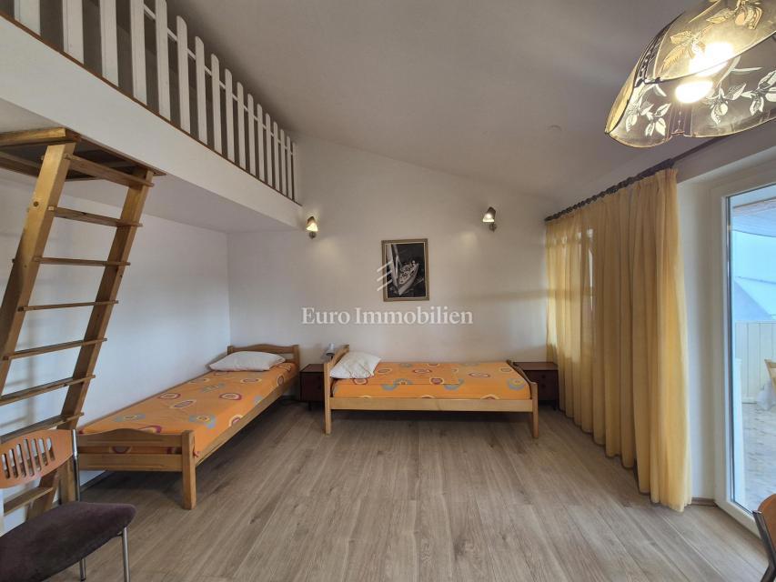 Vodice - hiša s 3 apartmaji