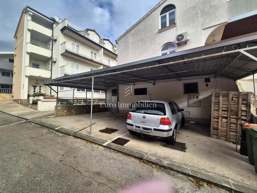Vodice - hiša s 3 apartmaji