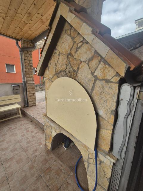 Vodice - hiša s 3 apartmaji