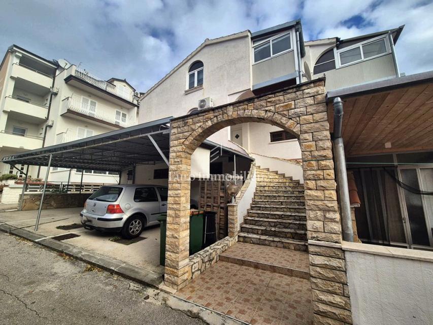 Vodice - hiša s 3 apartmaji
