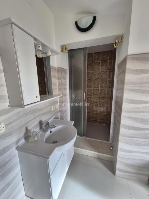 Vodice - hiša s 3 apartmaji