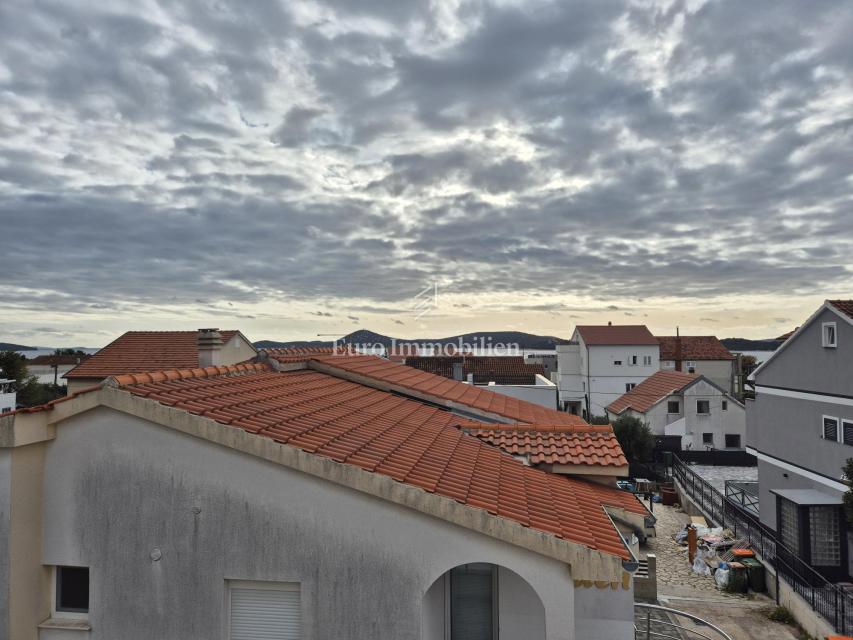 Vodice - hiša s 3 apartmaji