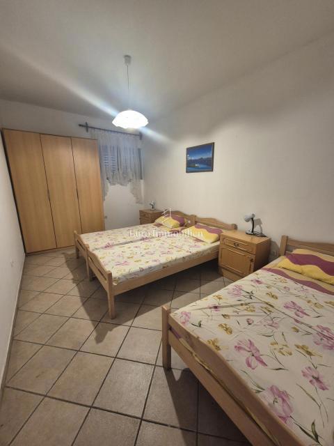 Vodice - hiša s 3 apartmaji