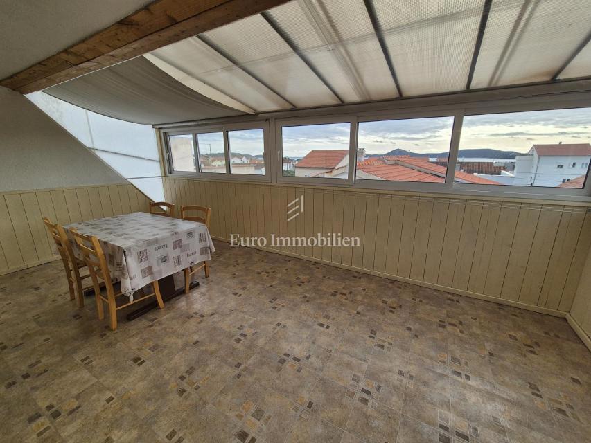 Vodice - hiša s 3 apartmaji
