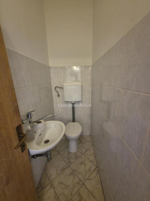 Vodice - hiša s 3 apartmaji