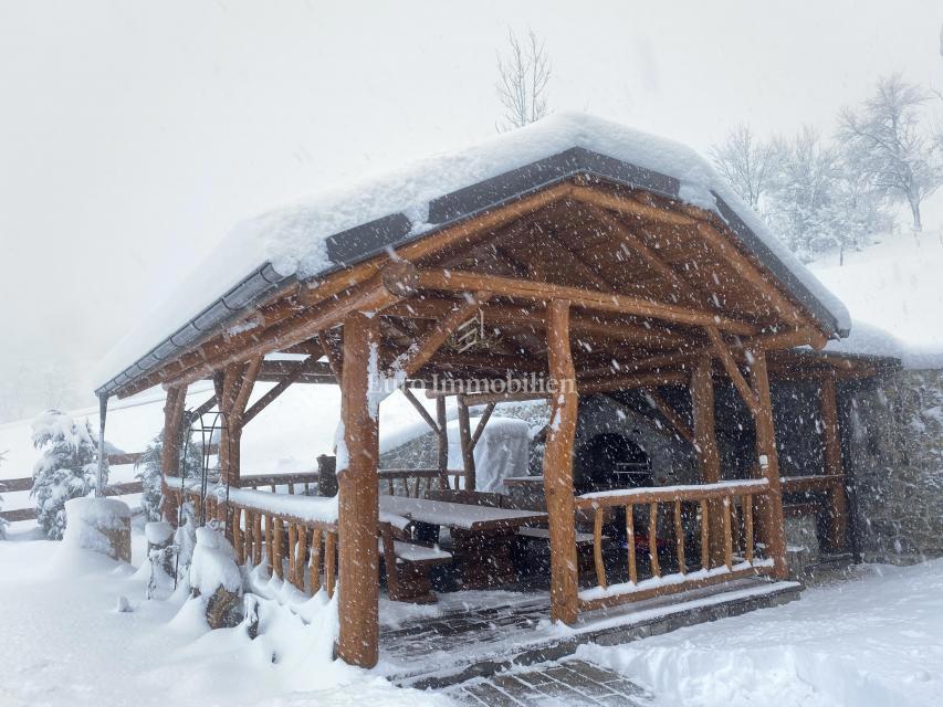 Kupjak - lesena hiša s štirimi objekti