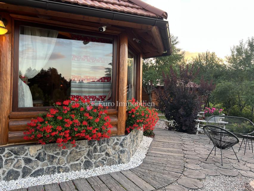 Kupjak - lesena hiša s štirimi objekti