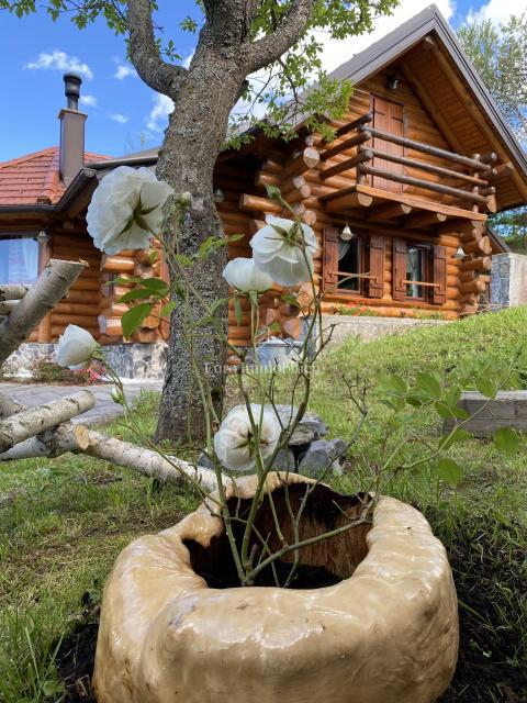 Kupjak - lesena hiša s štirimi objekti