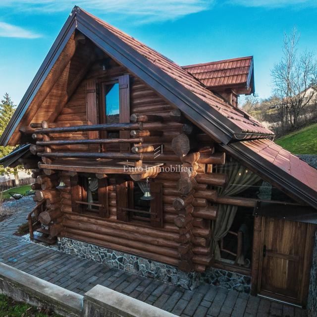Kupjak - lesena hiša s štirimi objekti