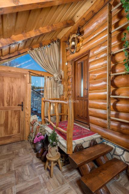 Kupjak - lesena hiša s štirimi objekti