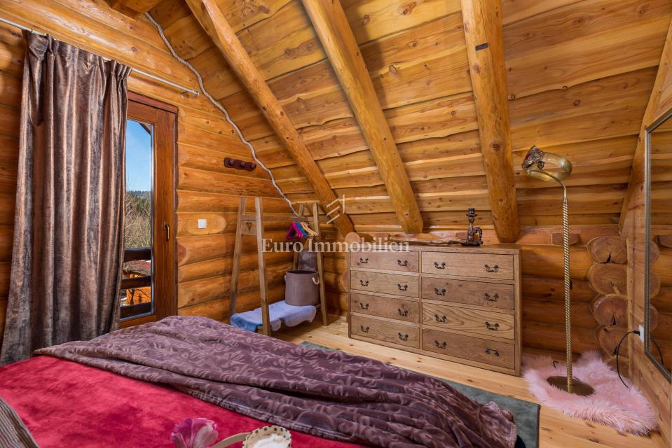 Kupjak - lesena hiša s štirimi objekti
