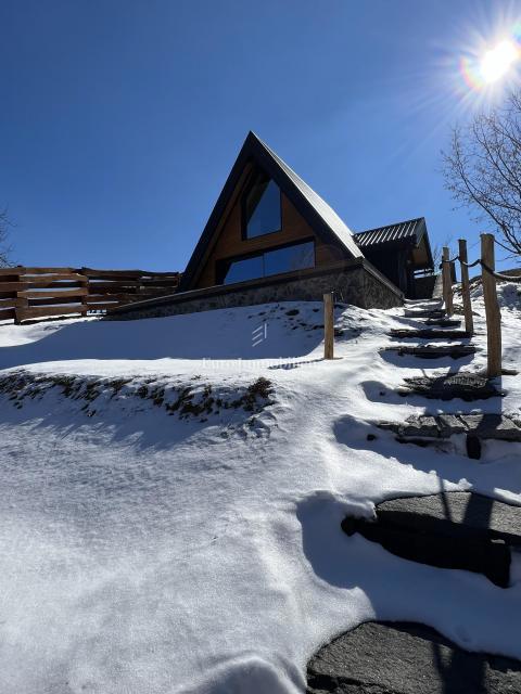 Kupjak - lesena hiša s štirimi objekti