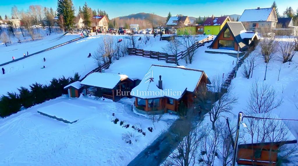 Kupjak - lesena hiša s štirimi objekti