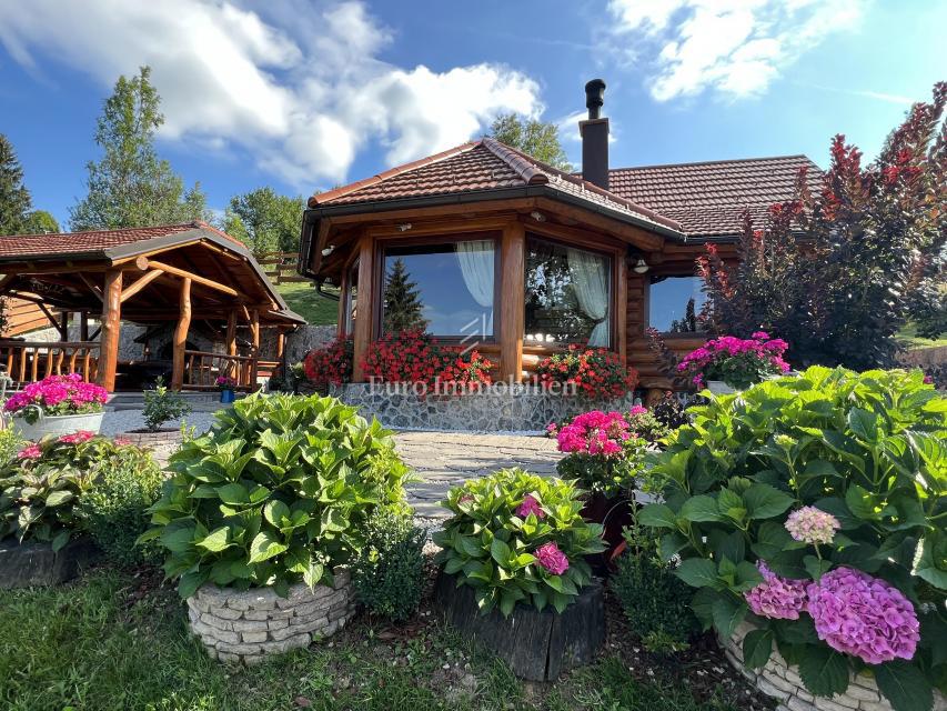 Kupjak - lesena hiša s štirimi objekti