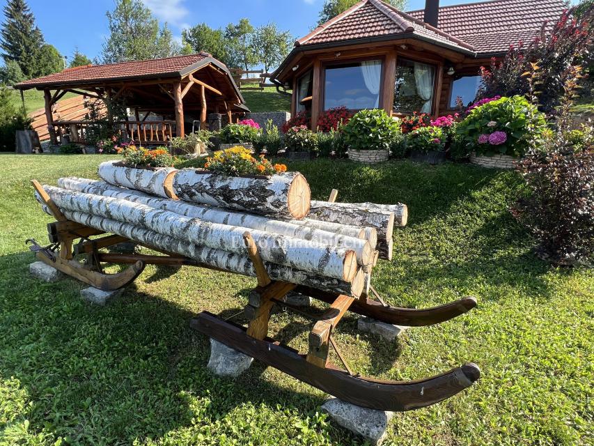 Kupjak - lesena hiša s štirimi objekti