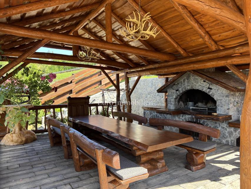 Kupjak - lesena hiša s štirimi objekti