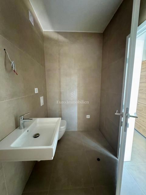 Istra - apartma s teraso in balkonom, novogradnja