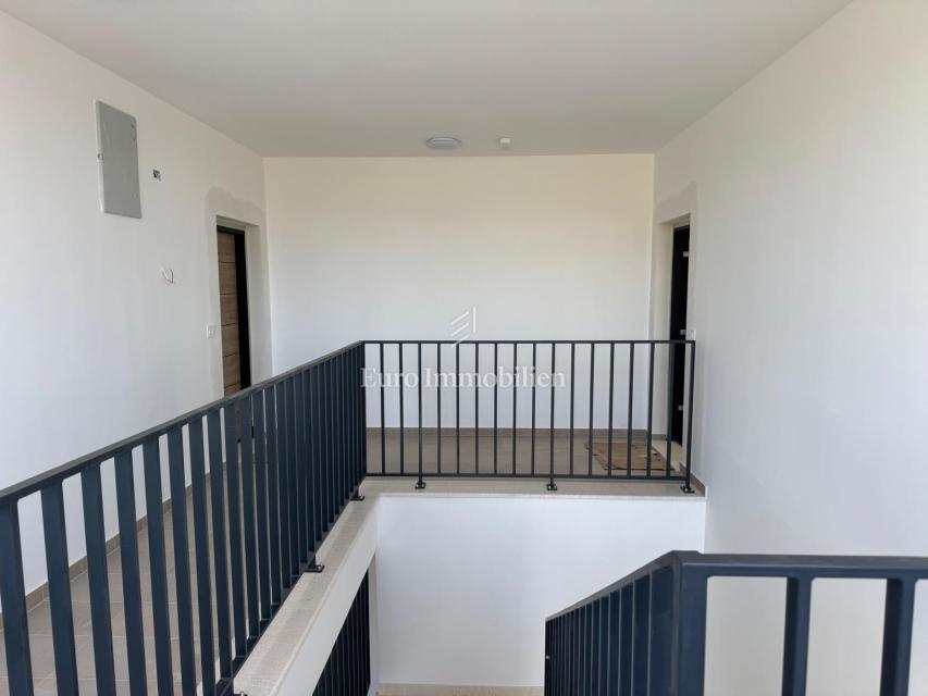 Istra - apartma s teraso in balkonom, novogradnja