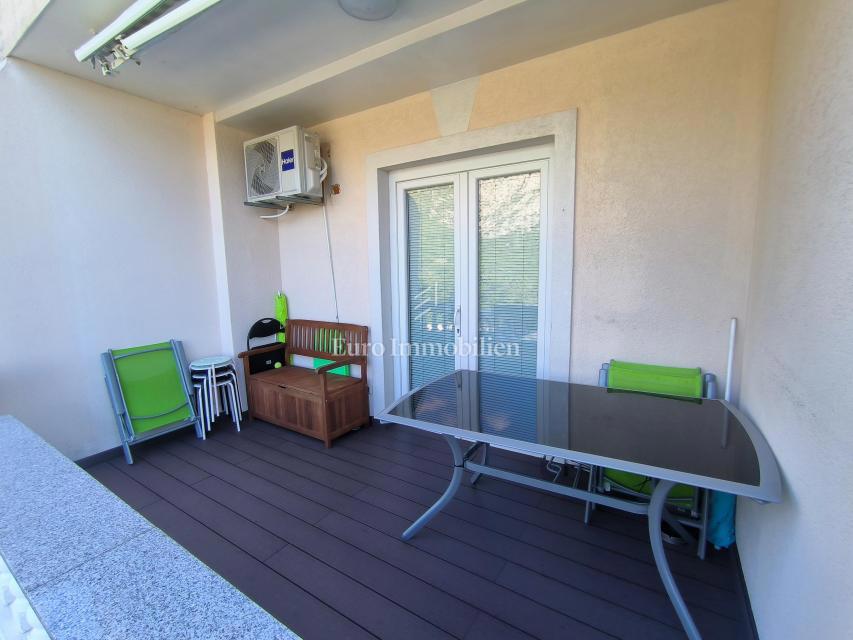 Karlobag - apartma z bazenom in parkiriščem