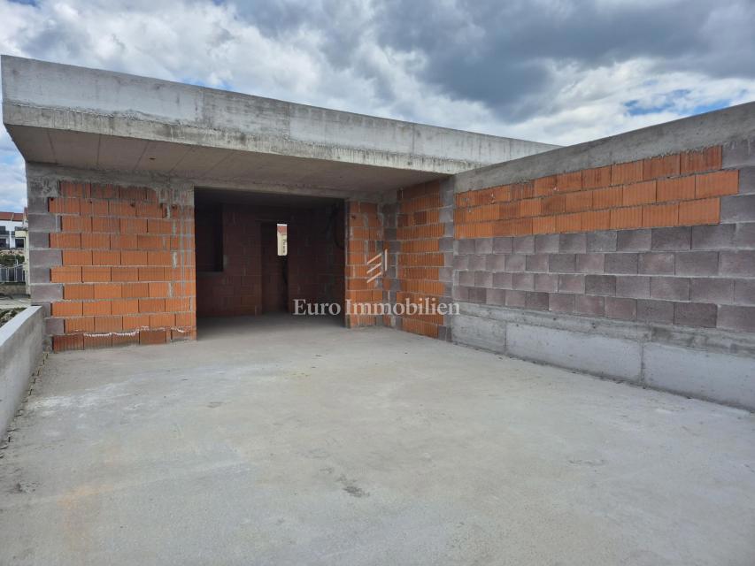 Novo stanovanje s strešno teraso in pogledom na morje