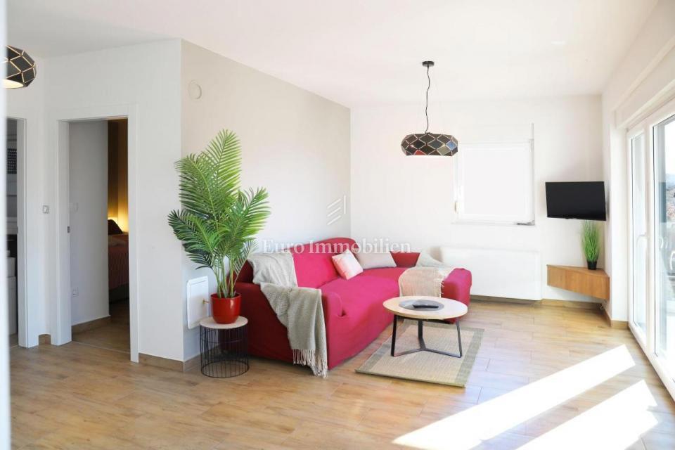Samostojna hiša s 4 apartmaji - otok Krk, Malinska