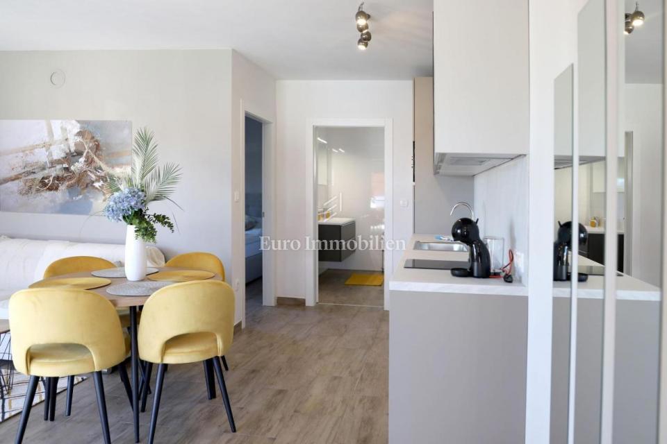 Samostojna hiša s 4 apartmaji - otok Krk, Malinska