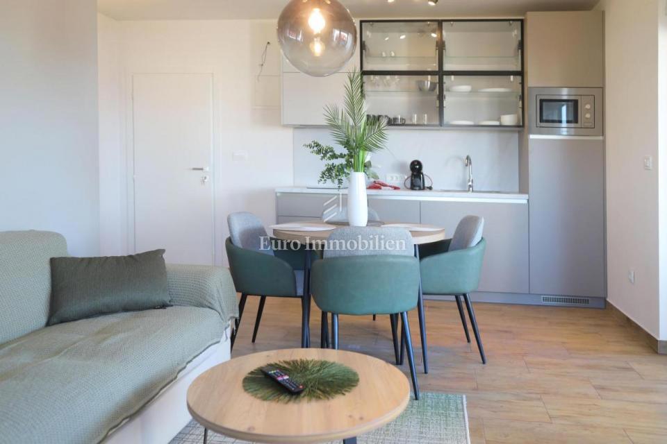 Samostojna hiša s 4 apartmaji - otok Krk, Malinska