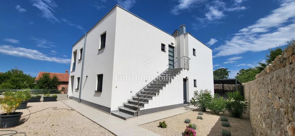 Samostojna hiša s 4 apartmaji - otok Krk, Malinska