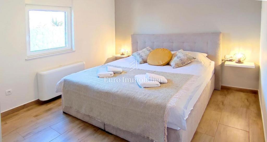 Samostojna hiša s 4 apartmaji - otok Krk, Malinska