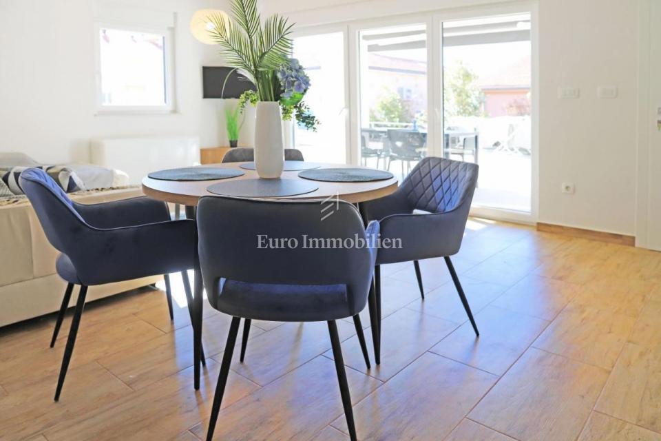 Samostojna hiša s 4 apartmaji - otok Krk, Malinska