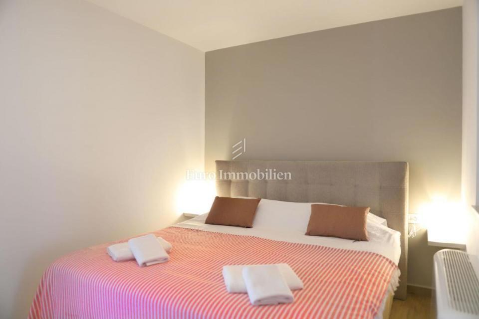 Samostojna hiša s 4 apartmaji - otok Krk, Malinska