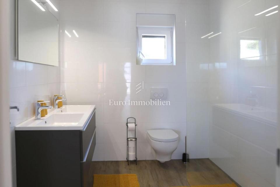 Samostojna hiša s 4 apartmaji - otok Krk, Malinska